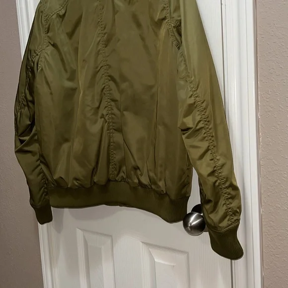 Old Navy Olive Green Bomber Jacket w/pockets, Size Large - Picture 9 of 13
